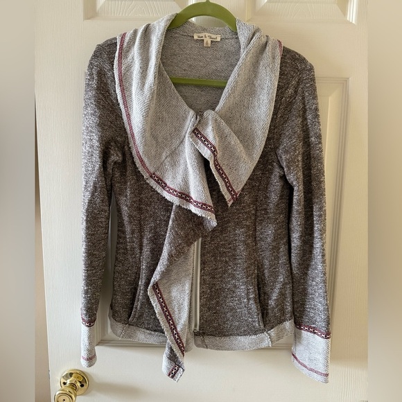 Hem & Thread Tops - Hem & Thread asymmetrical sweatshirt • Women’s small